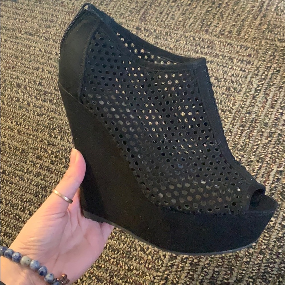 black mesh wedges